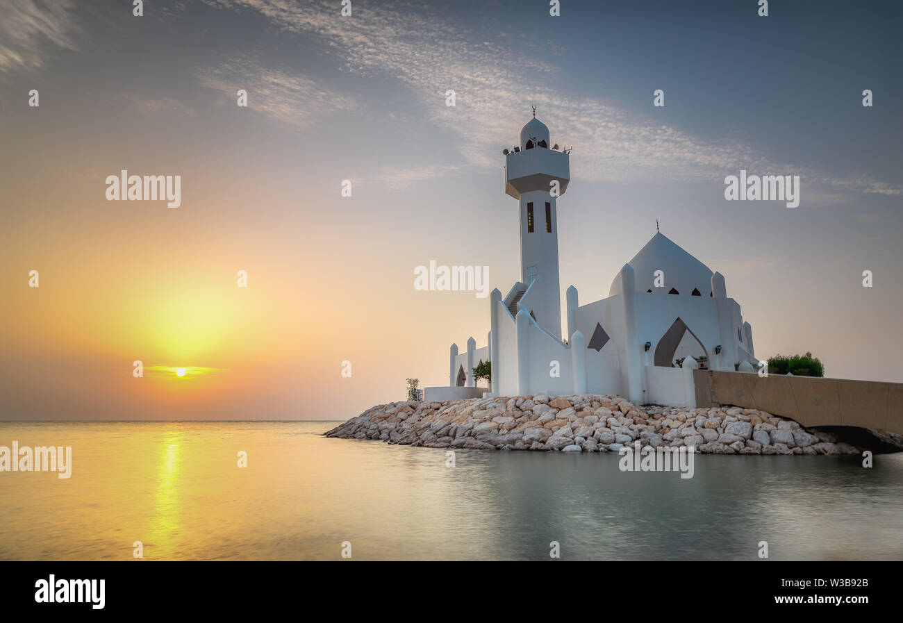 Belle Mosquée Al Khobar Corniche Lever du Soleil -l'Arabie Saoudite. Banque D'Images