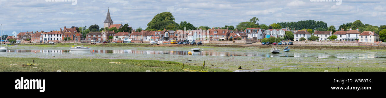 Paysage panoramique vue sur le petit village de Bosham près de Chichester à Bosham Quay (Bosham ou Chichester Harbour) dans le West Sussex, Angleterre, Royaume-Uni. Banque D'Images