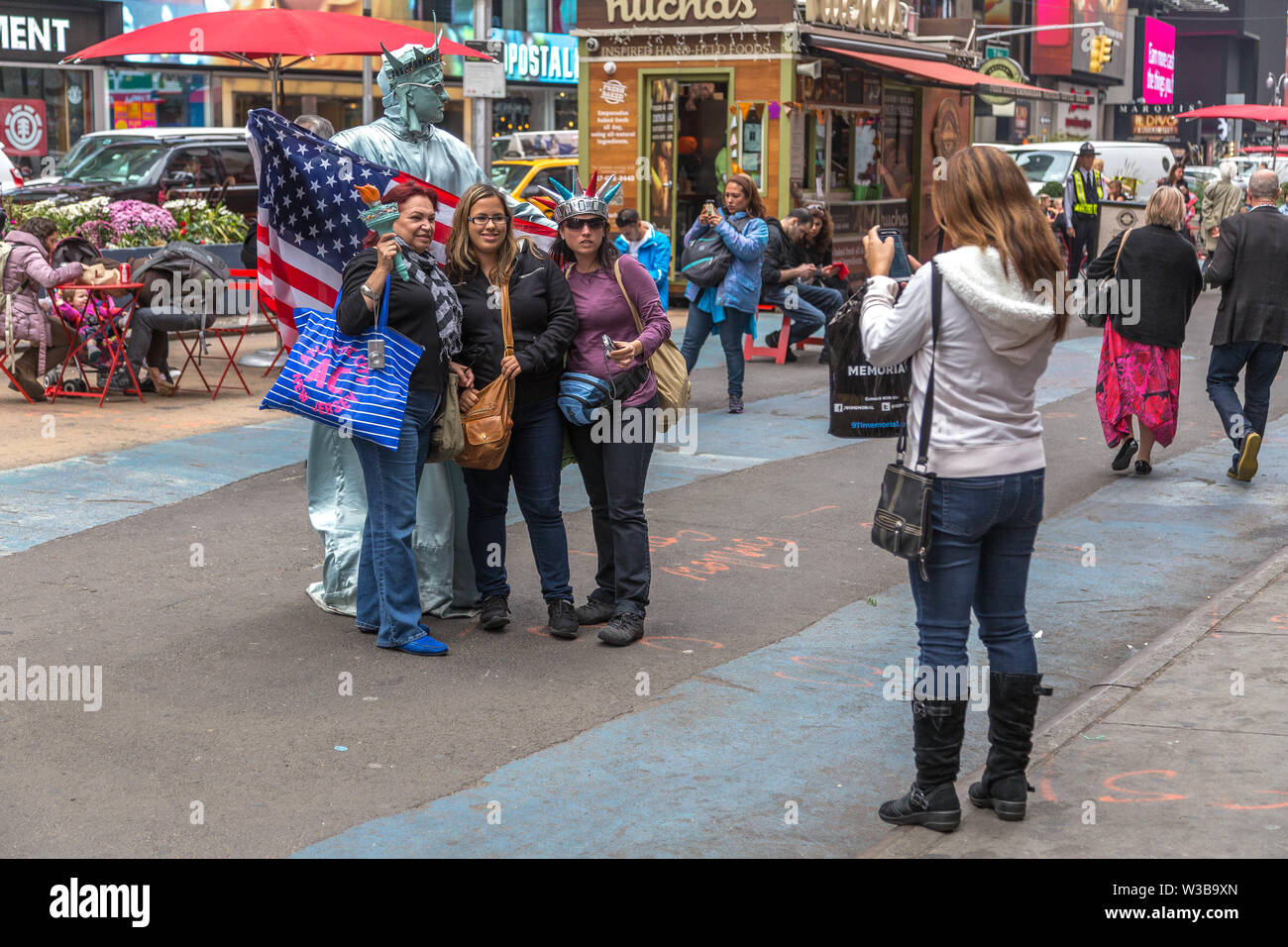 New York, NY, USA - 16 octobre 2013 : autour de prise de photos et vos autoportraits à la zone de Times Square, Manhattan Banque D'Images