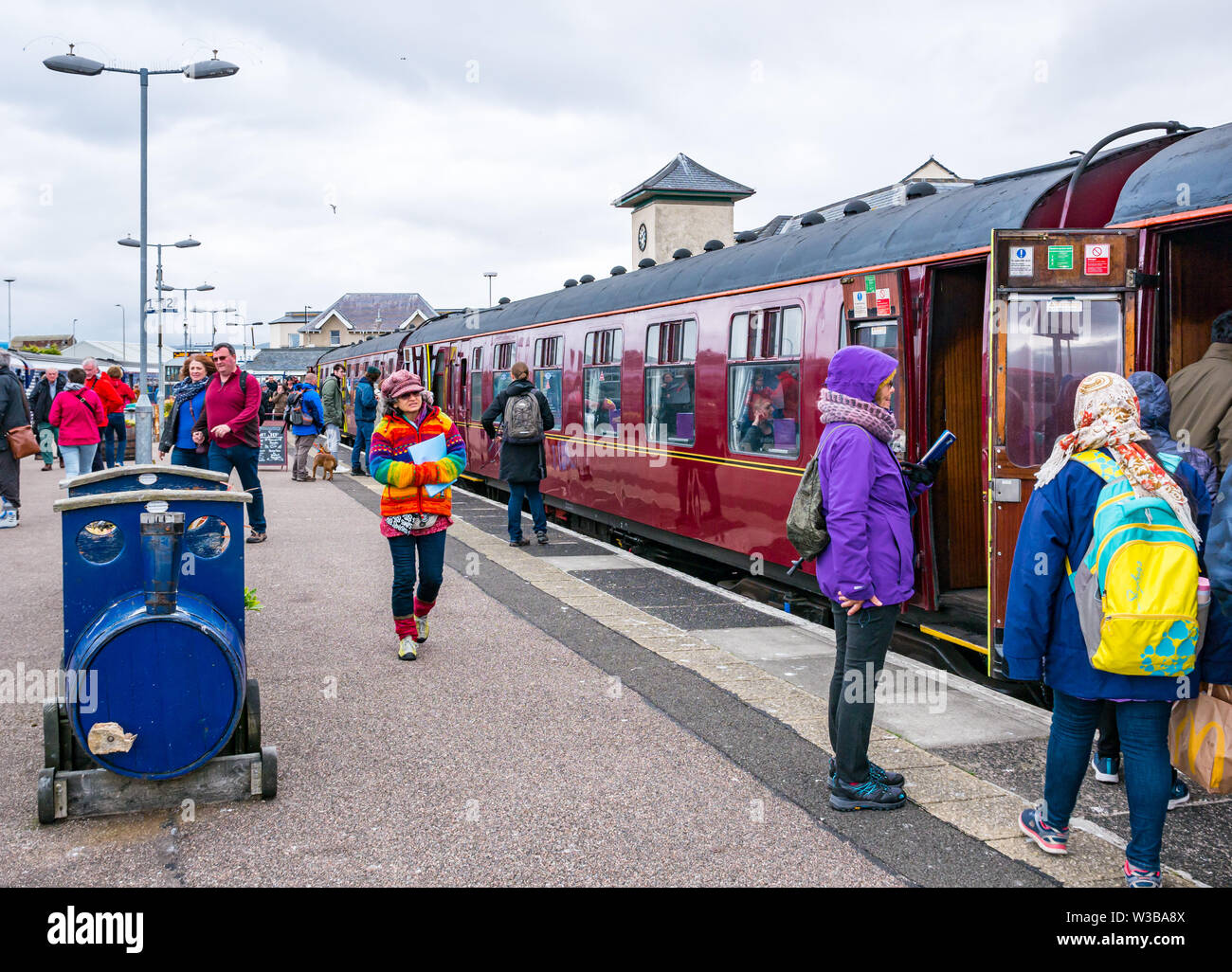 La gare de Mallaig plate-forme avec les touristes à bord du train touristique de la côte ouest sur la ligne de chemin de fer West Highland, Highlands, Scotland, UK Banque D'Images