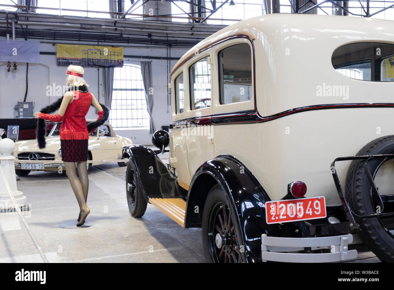 BUDAPEST, HONGRIE - 05 avril 2019 - vue arrière d'un blanc rare 1920 classic oldtimer voiture, avec une poupée grandeur nature en habits d'époque à côté. Banque D'Images