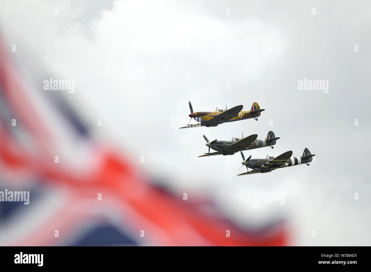 Un trio de Spitfire's afficher pendant le spectacle aérien Flying Legends à Duxford IWM. Banque D'Images