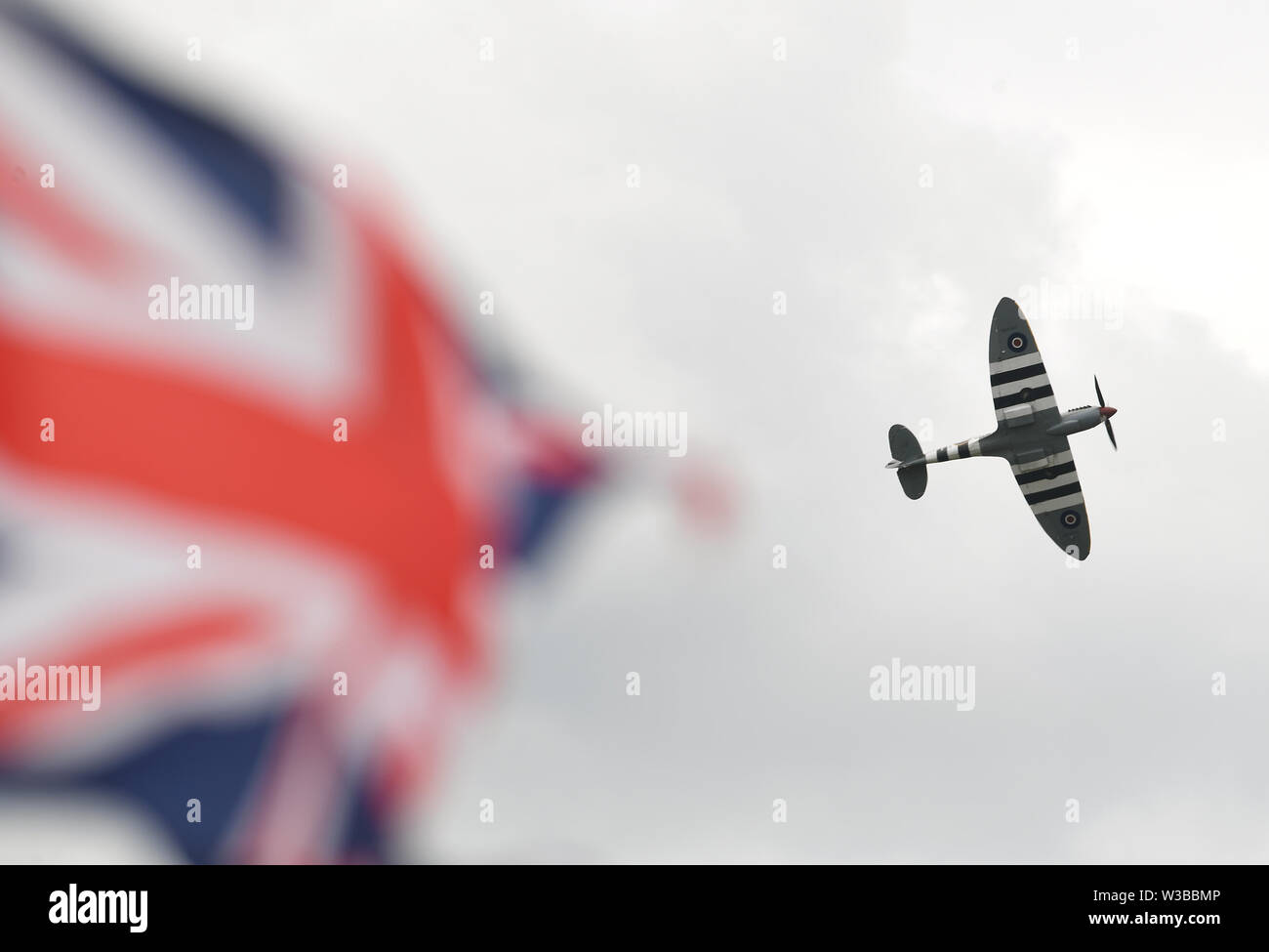 Un Spitfire afficher pendant le spectacle aérien Flying Legends à Duxford IWM. Banque D'Images