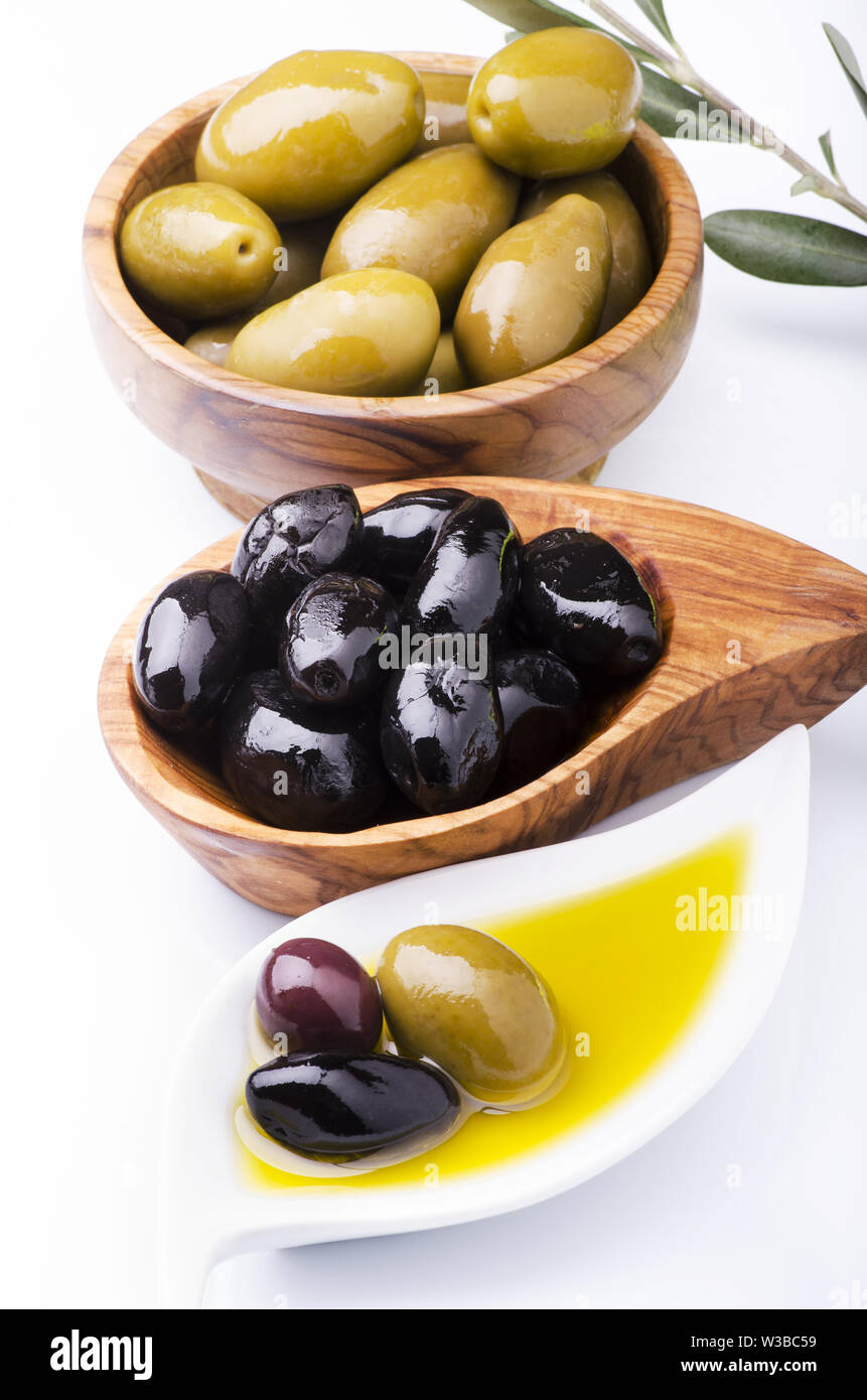 L'huile d'olive et olives italiennes assorties de divers types et couleurs Banque D'Images