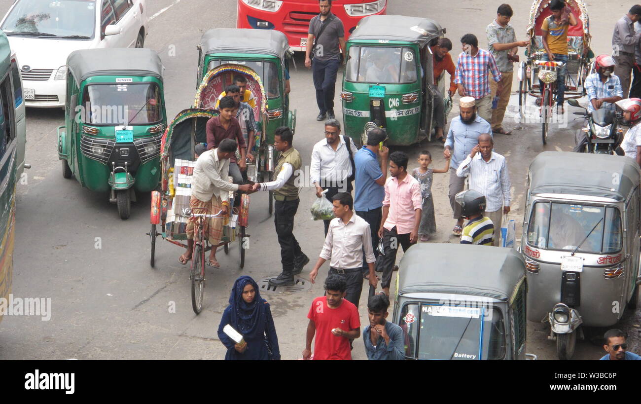 Corruption dans la rue 14 juillet 2019 dhaka Bangladesh.de nombreux conducteurs de pousse-pousse doivent payer un pot-de-vin pour traverser le Golchatar-1 depuis Mirpur-10 r Banque D'Images