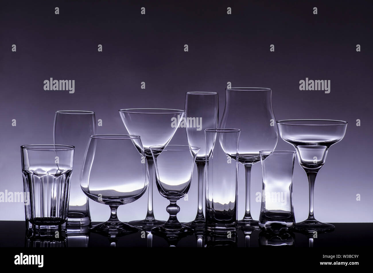 Un assortiment de verres en cristal vide pour chaque type de boisson dans la transparence Banque D'Images