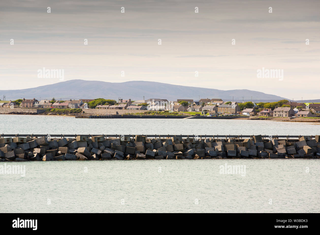 Les barrières entre Churchill et South Ronaldsay Burray dans les îles Orcades, Ecosse, Royaume-Uni. Banque D'Images