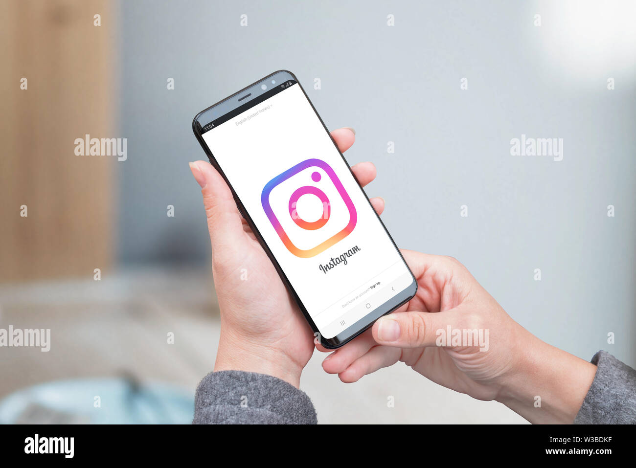 SARAJEVO, Bosnie-herzégovine - Juillet 14, 2019 : femme utilise l'application Instagram. Grand logo sur l'écran du smartphone Instagram. Banque D'Images