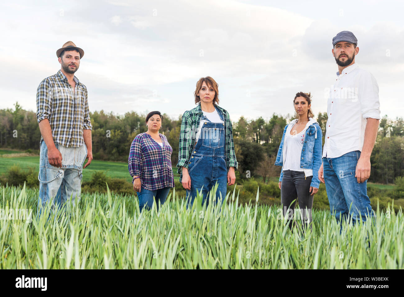 Groupe de personnes rurales debout à campagne tout à la caméra. Banque D'Images