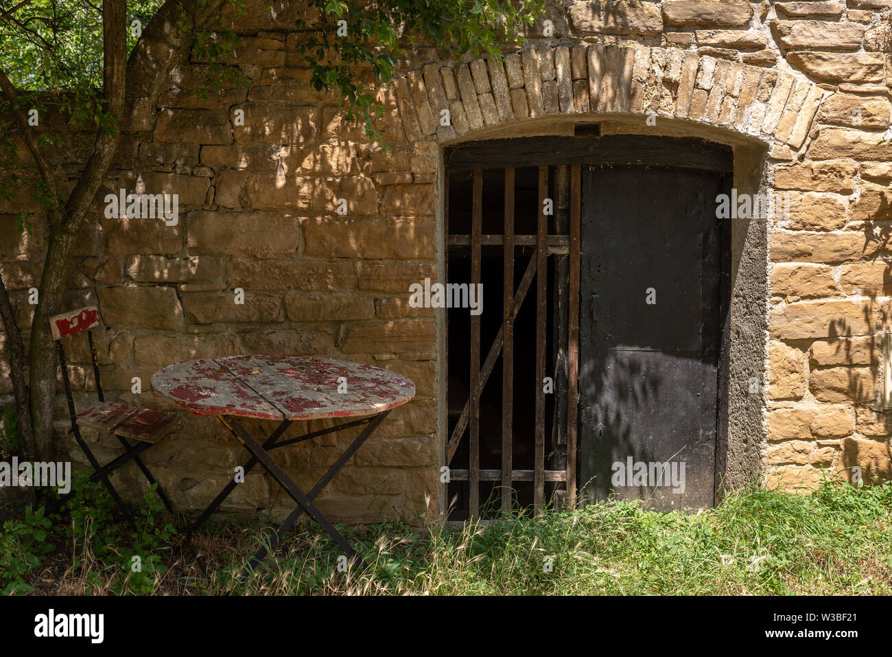 Vieille porte à l'avant de l'ancien cellier en Autriche près de Edelstal. Banque D'Images