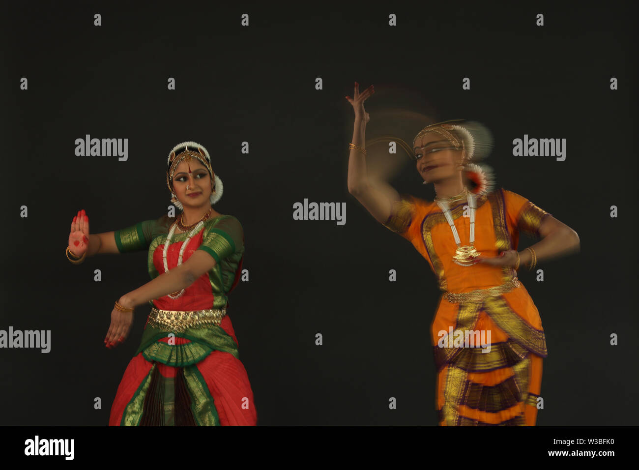 Deux femmes indiennes l'exécution de la danse Bharatanatyam Banque D'Images