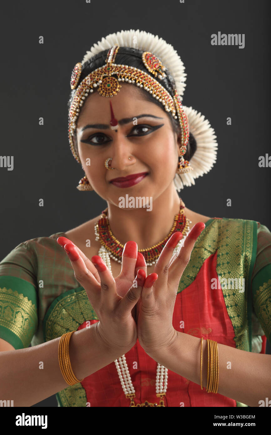 La scène de danse Bharatanatyam Femme Banque D'Images