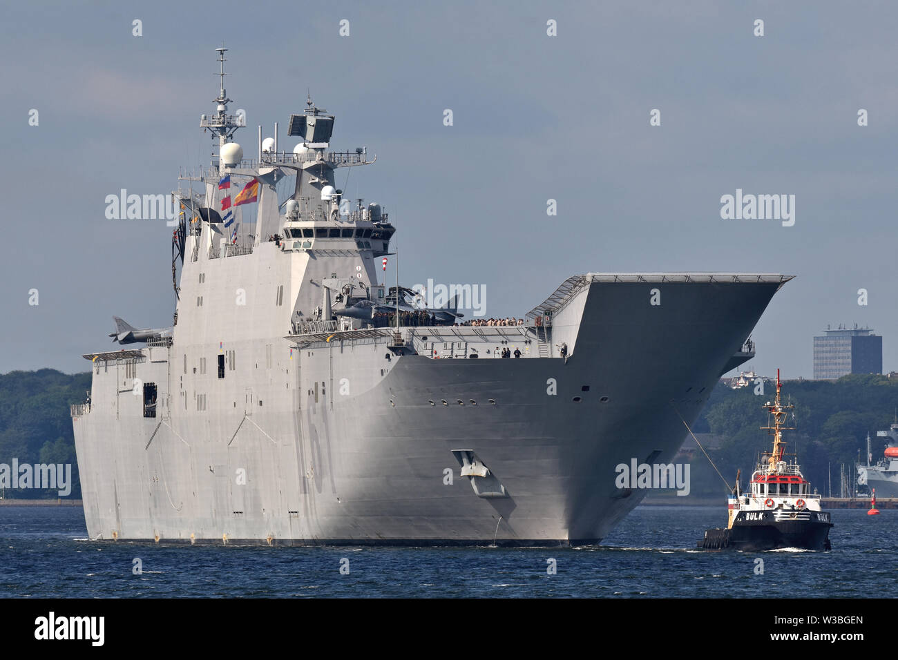 Navire d'assaut amphibie espagnol Juan Carlos I en sortie depuis Kiel Banque D'Images