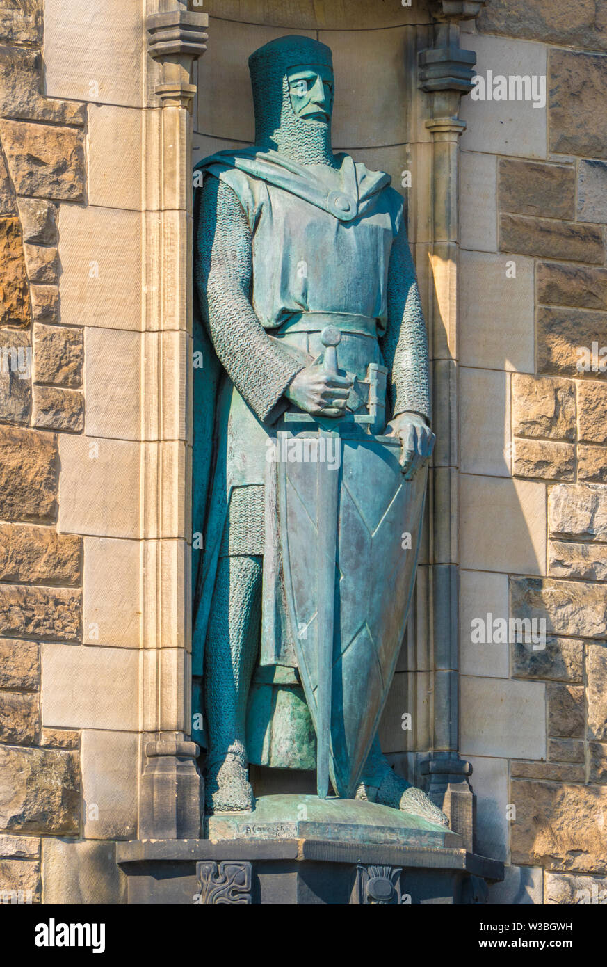 Statue de William Wallace (un chevalier écossais médiéval célèbre combattant de la liberté), qui monte la garde à l'entrée du château d'Édimbourg. L'Écosse, au Royaume-Uni. Banque D'Images