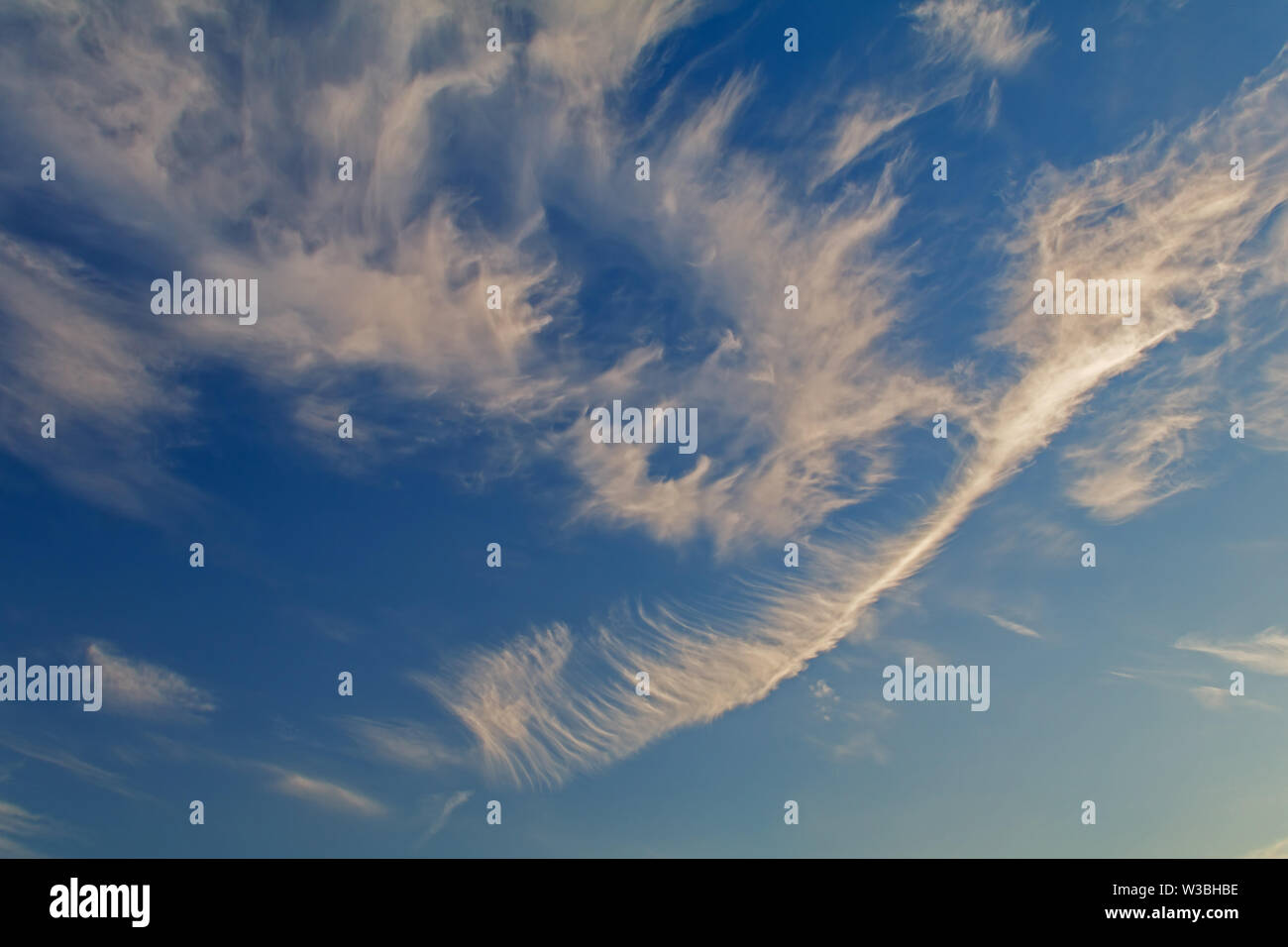 Les cirrus against a blue sky Banque D'Images