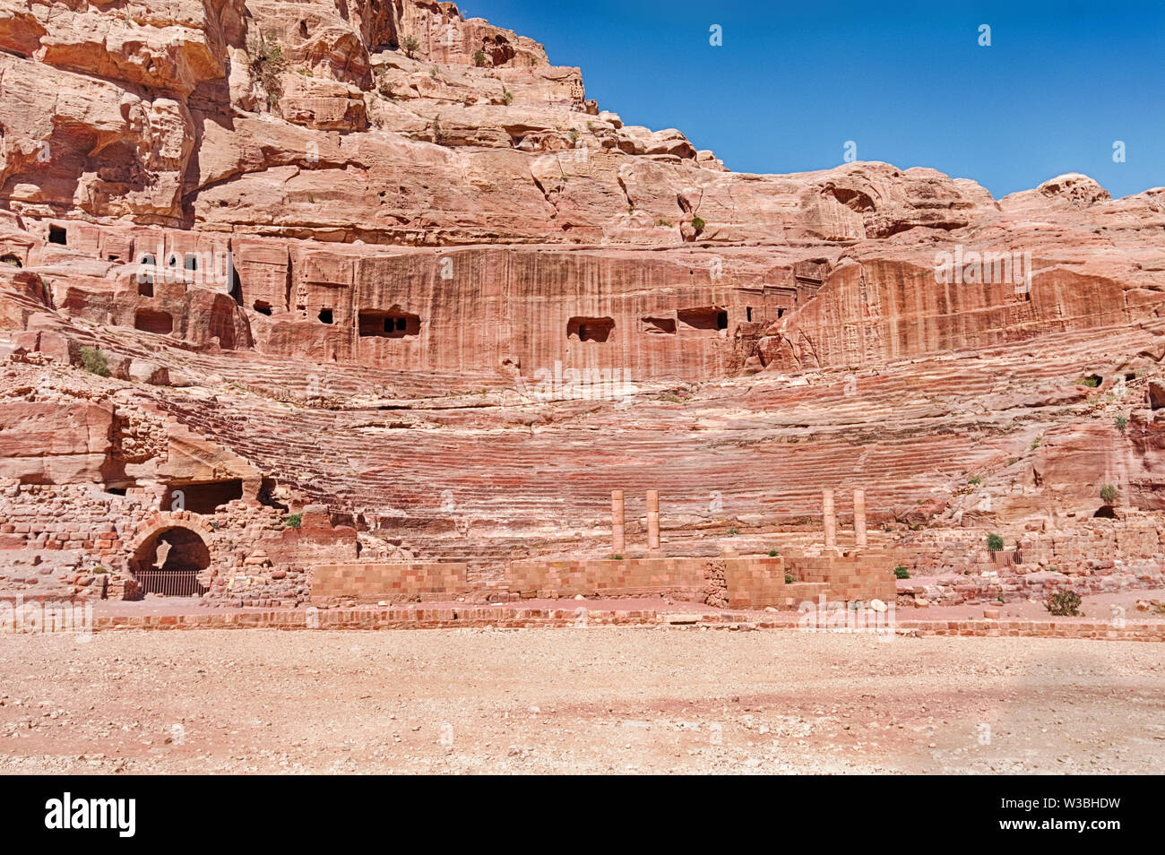 Au milieu des tombes et tombeaux de la ville antique de Petra, un amphithéâtre de grande taille a été sculpté dans les falaises de grès. Banque D'Images