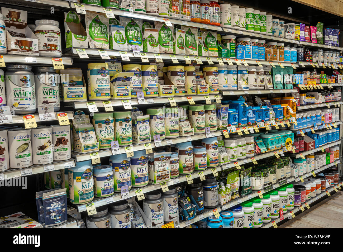 La vitamine et les suppléments alimentaires allée dans l'épicerie, USA Banque D'Images