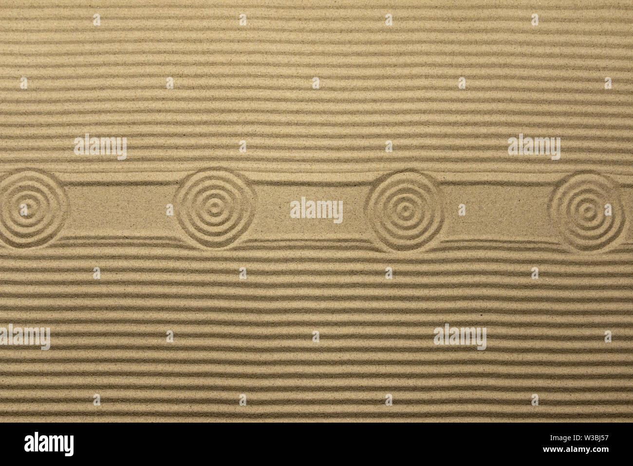 Des cercles et des lignes sur le sable, avec l'espace pour la conception, les textes. La texture du sable. Vue de dessus Banque D'Images