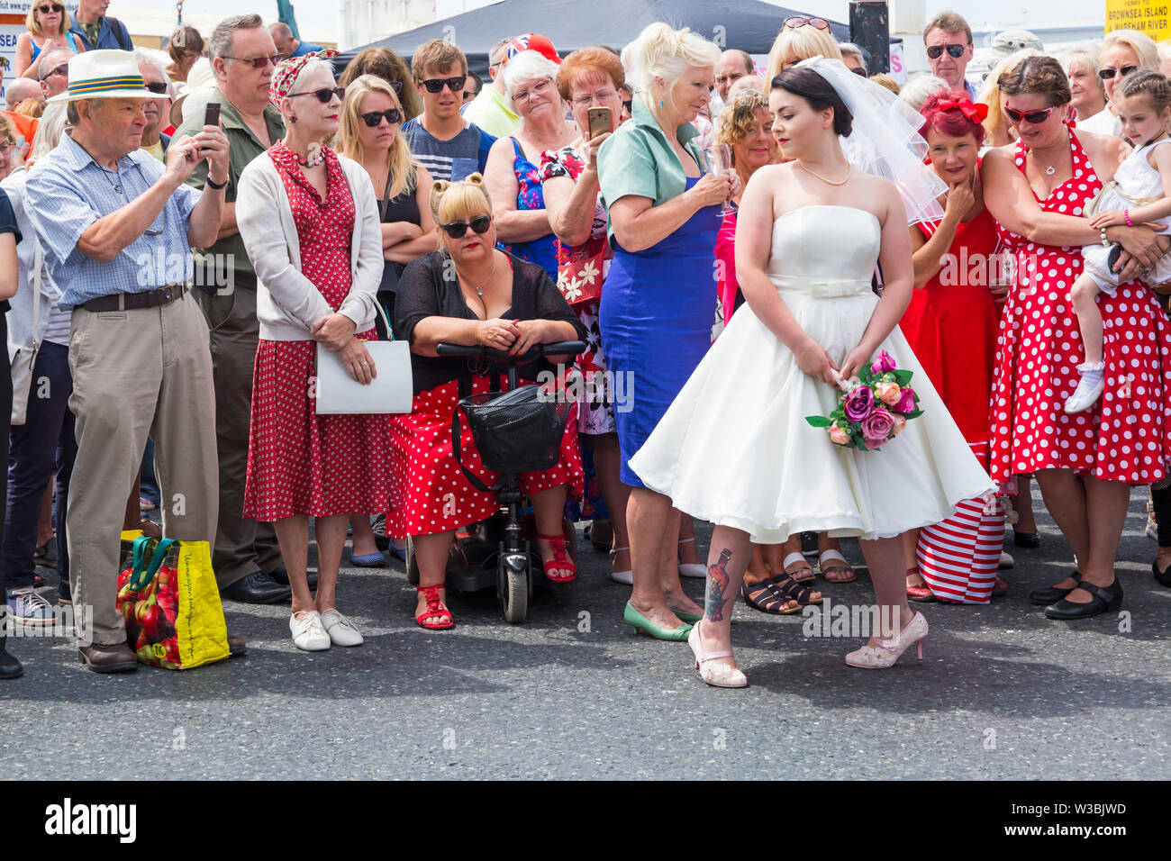 Poole, Dorset, UK. 14 juillet 2019. Poole va Vintage événement a lieu sur le quai pour un jour de vintage de la musique, de la danse, la mode, de souvenirs, de divertissement, de véhicules et de cale sur un 1940 et 1950 thème, y compris le Lindy Hop et Jive sur Poole Quay. Des milliers de regarder, écouter et prendre part. Credit : Carolyn Jenkins/Alamy Live News Banque D'Images