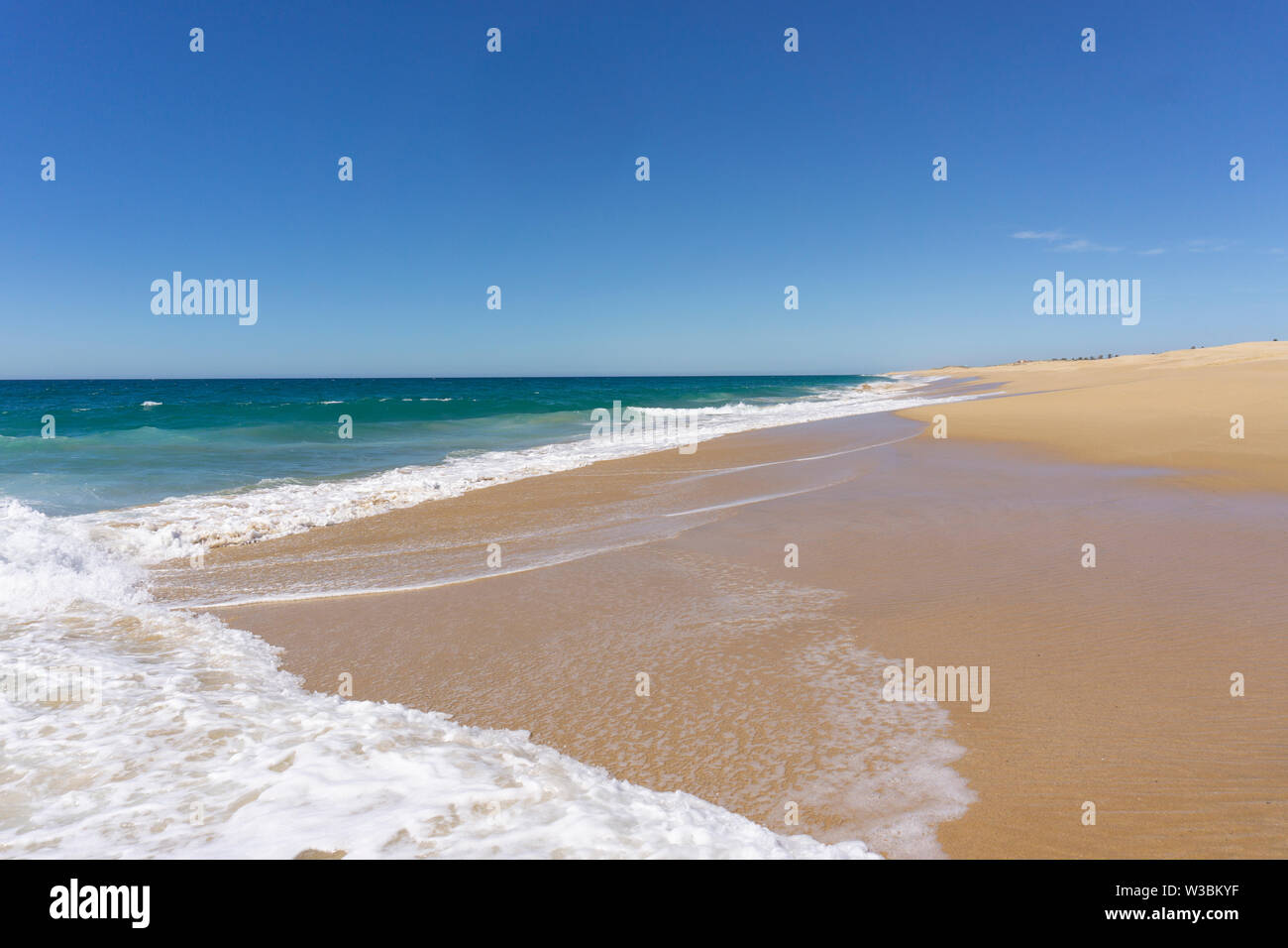 Immense plage de sable à la côte pacifique du Mexique près de Todos Santos en Basse Californie Banque D'Images Immense plage de sable à la côte pacifique du Mexique près de Todos Santos en Basse Californie Banque D'Images