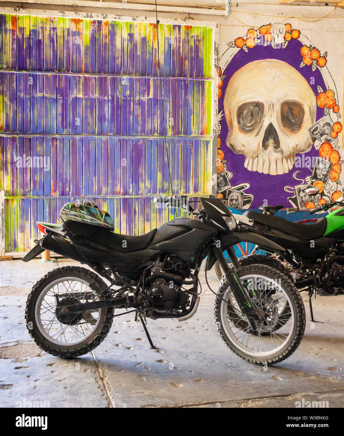 Garage avec une moto sur une peinture murale multicolore et d'un crâne Banque D'Images