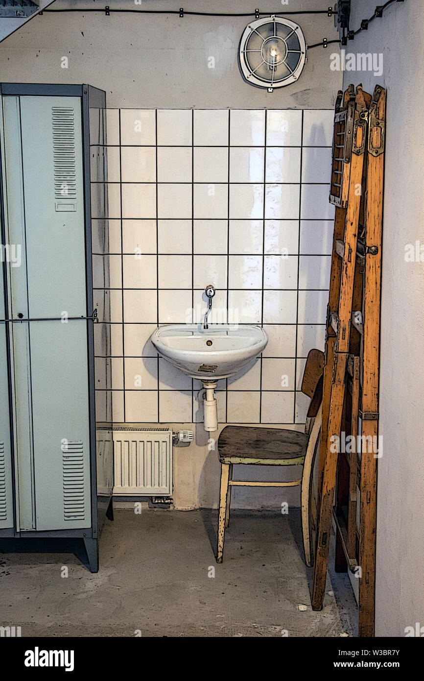 Un rétro vestiaire avec lavabo dans l'ancien atelier. D'un dressing-room pour les travailleurs, le style architectural typique de rusty nail socialiste, République tchèque. Banque D'Images
