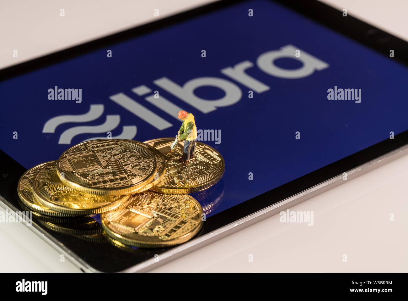 Pièces d'or sur le dessus de l'ordinateur tablette pour balance cybercurrency Banque D'Images