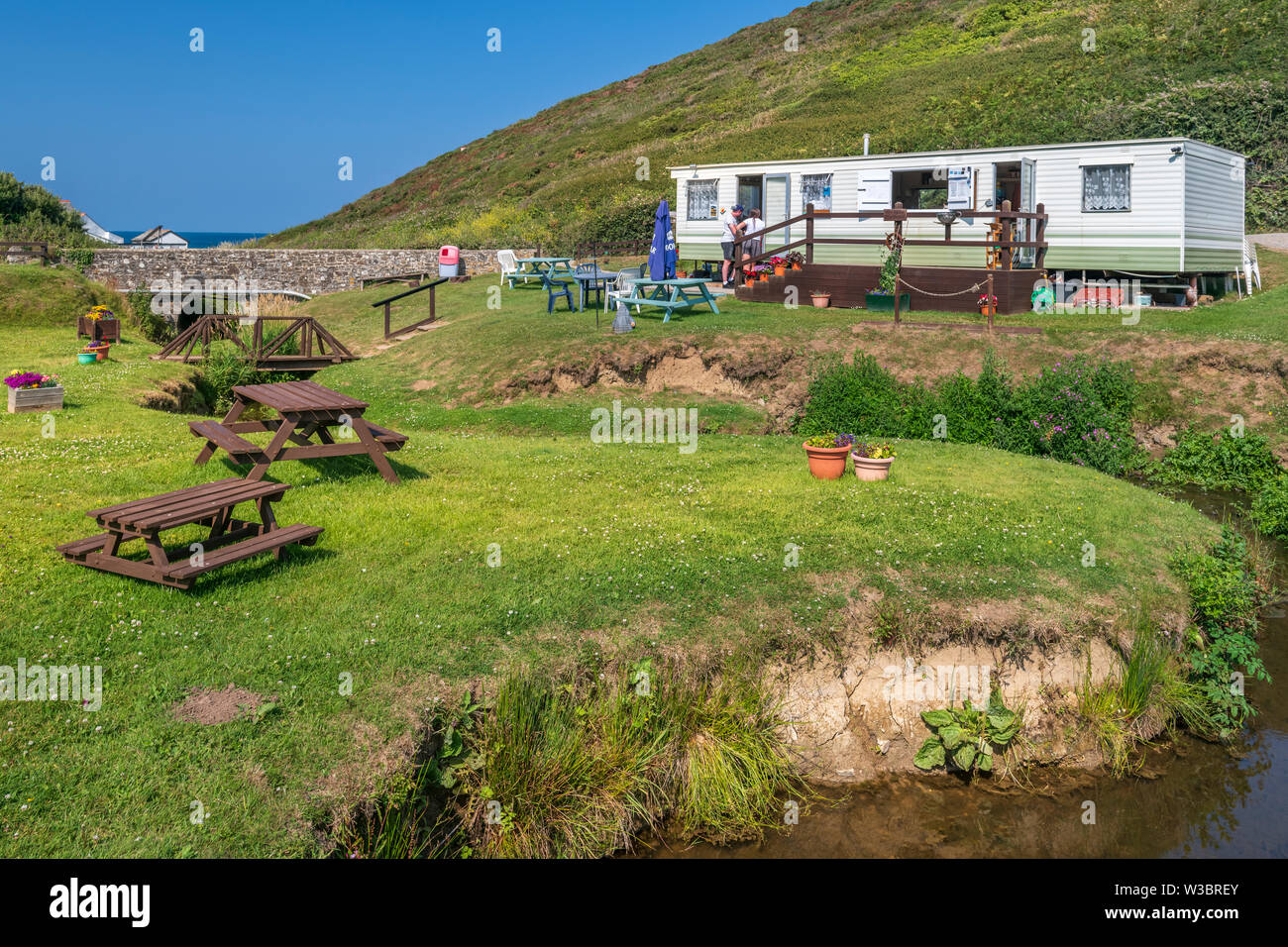 Les visiteurs apprécient les rafraîchissements proposés à la 'Rustic  Thé Jardin' au Northcott bouche plage près de Bude en Cornouailles du Nord. Banque D'Images