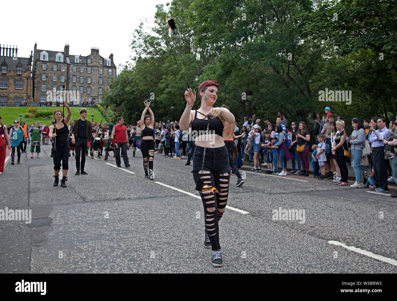 Edinburgh, Scotland, UK.14 juillet 2019. Carnaval 2019 Festival d'Édimbourg. Plus de 800 artistes ont participé à la parade colorée du haut de la butte jusqu'à Princes Street et dans les jardins de Princes Street à l'Ouest pour continuer l'ambiance de fête avec musique et danse pour divertir les foules qui ont assisté et doublé les rues. Banque D'Images