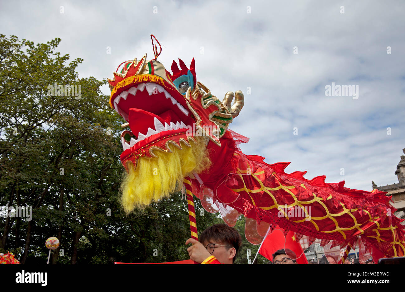 Edinburgh, Scotland, UK.14 juillet 2019. Carnaval 2019 Festival d'Édimbourg. Plus de 800 artistes ont participé à la parade colorée du haut de la butte jusqu'à Princes Street et dans les jardins de Princes Street à l'Ouest pour continuer l'ambiance de fête avec musique et danse pour divertir les foules qui ont assisté et doublé les rues. Banque D'Images