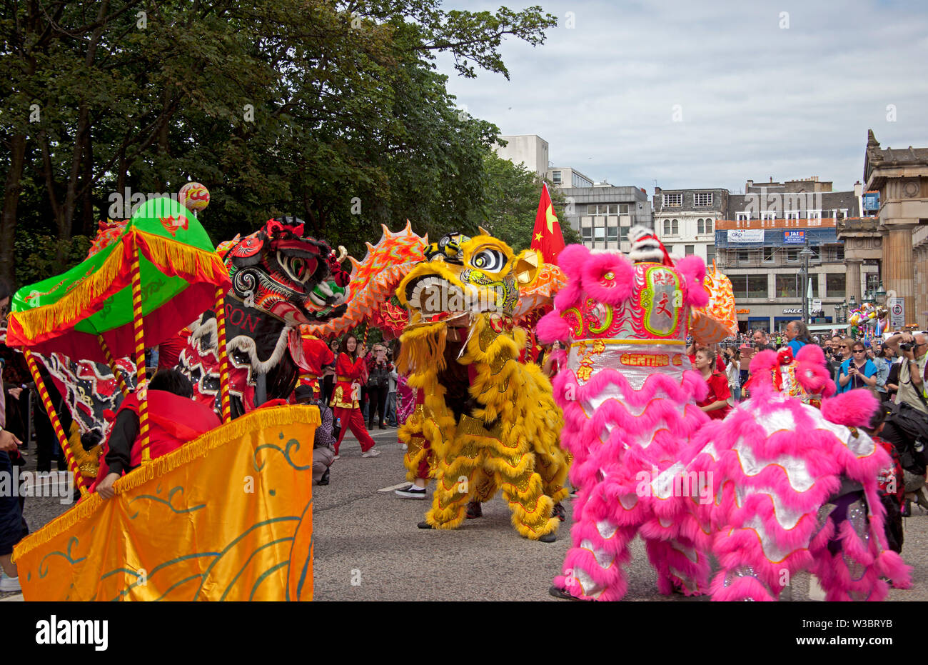 Edinburgh, Scotland, UK.14 juillet 2019. Carnaval 2019 Festival d'Édimbourg. Plus de 800 artistes ont participé à la parade colorée du haut de la butte jusqu'à Princes Street et dans les jardins de Princes Street à l'Ouest pour continuer l'ambiance de fête avec musique et danse pour divertir les foules qui ont assisté et doublé les rues. Banque D'Images