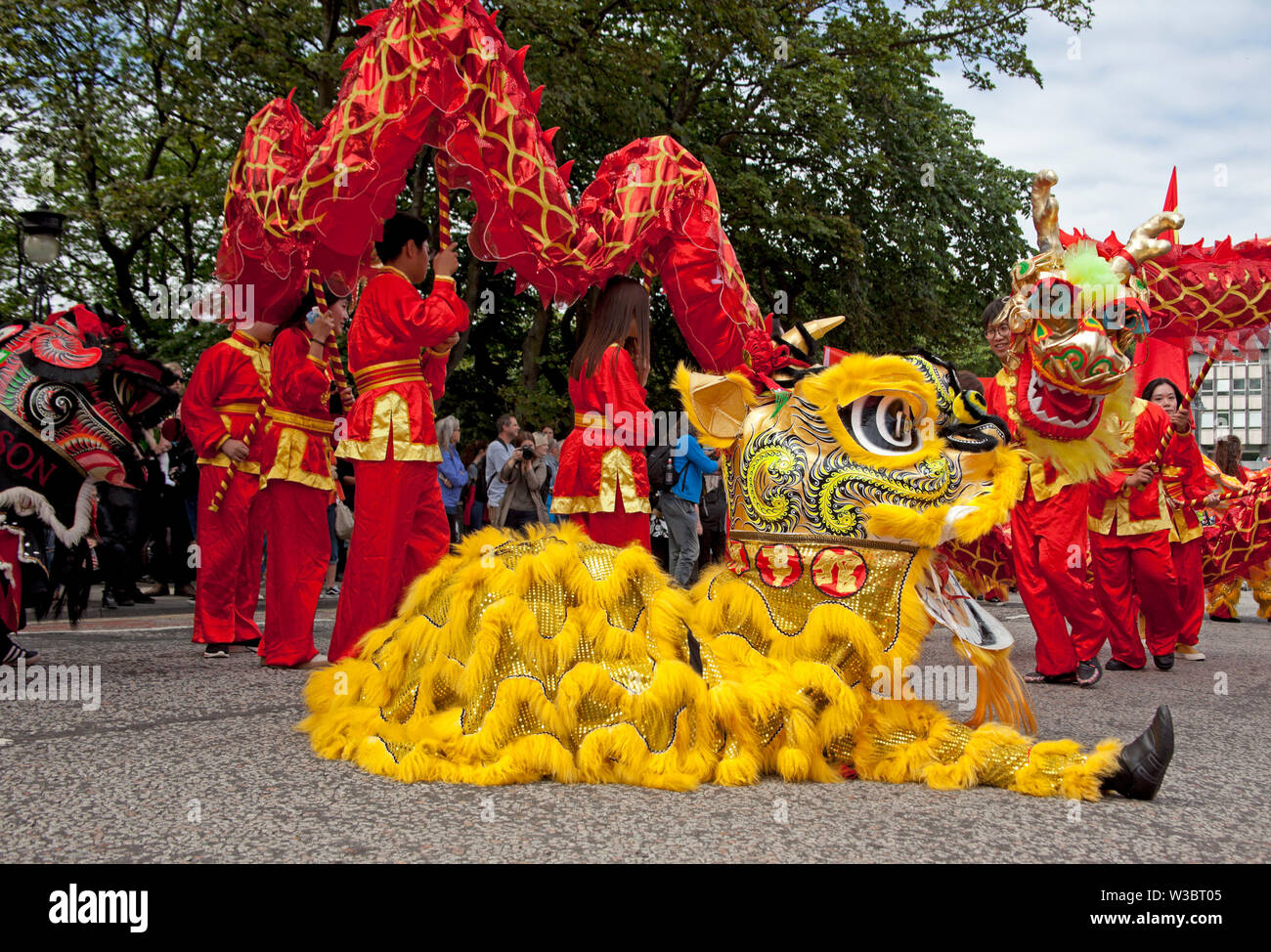 Edinburgh, Scotland, UK.14 juillet 2019. Carnaval 2019 Festival d'Édimbourg. Plus de 800 artistes ont participé à la parade colorée du haut de la butte jusqu'à Princes Street et dans les jardins de Princes Street à l'Ouest pour continuer l'ambiance de fête avec musique et danse pour divertir les foules qui ont assisté et doublé les rues. Banque D'Images