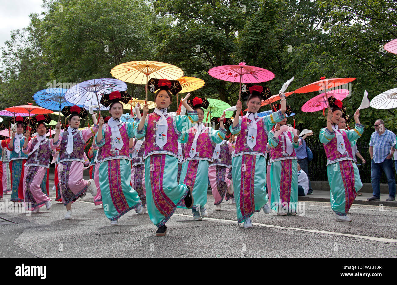 Edinburgh, Scotland, UK.14 juillet 2019. Carnaval 2019 Festival d'Édimbourg. Plus de 800 artistes ont participé à la parade colorée du haut de la butte jusqu'à Princes Street et dans les jardins de Princes Street à l'Ouest pour continuer l'ambiance de fête avec musique et danse pour divertir les foules qui ont assisté et doublé les rues. Banque D'Images