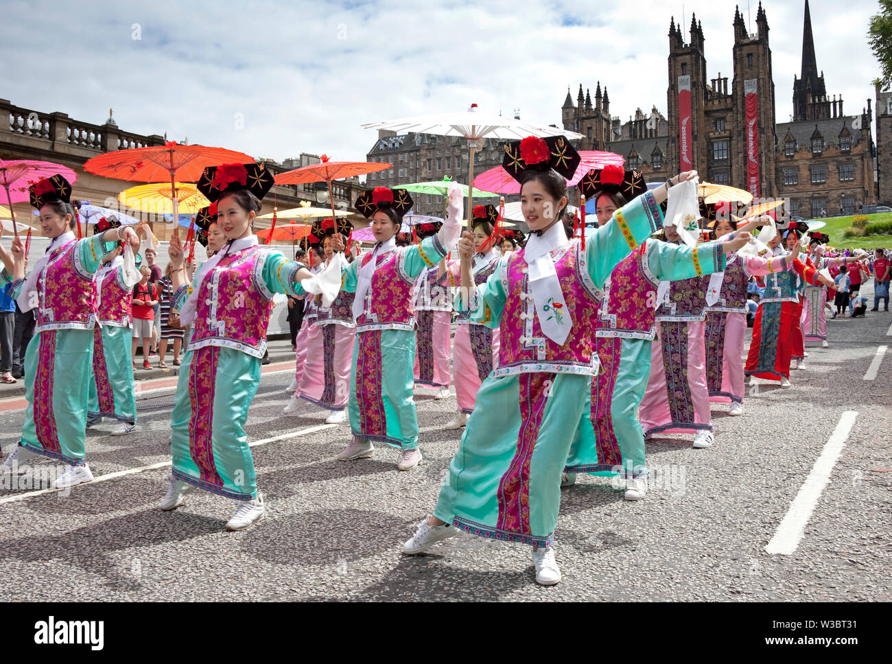 Edinburgh, Scotland, UK.14 juillet 2019. Carnaval 2019 Festival d'Édimbourg. Plus de 800 artistes ont participé à la parade colorée du haut de la butte jusqu'à Princes Street et dans les jardins de Princes Street à l'Ouest pour continuer l'ambiance de fête avec musique et danse pour divertir les foules qui ont assisté et doublé les rues. Banque D'Images