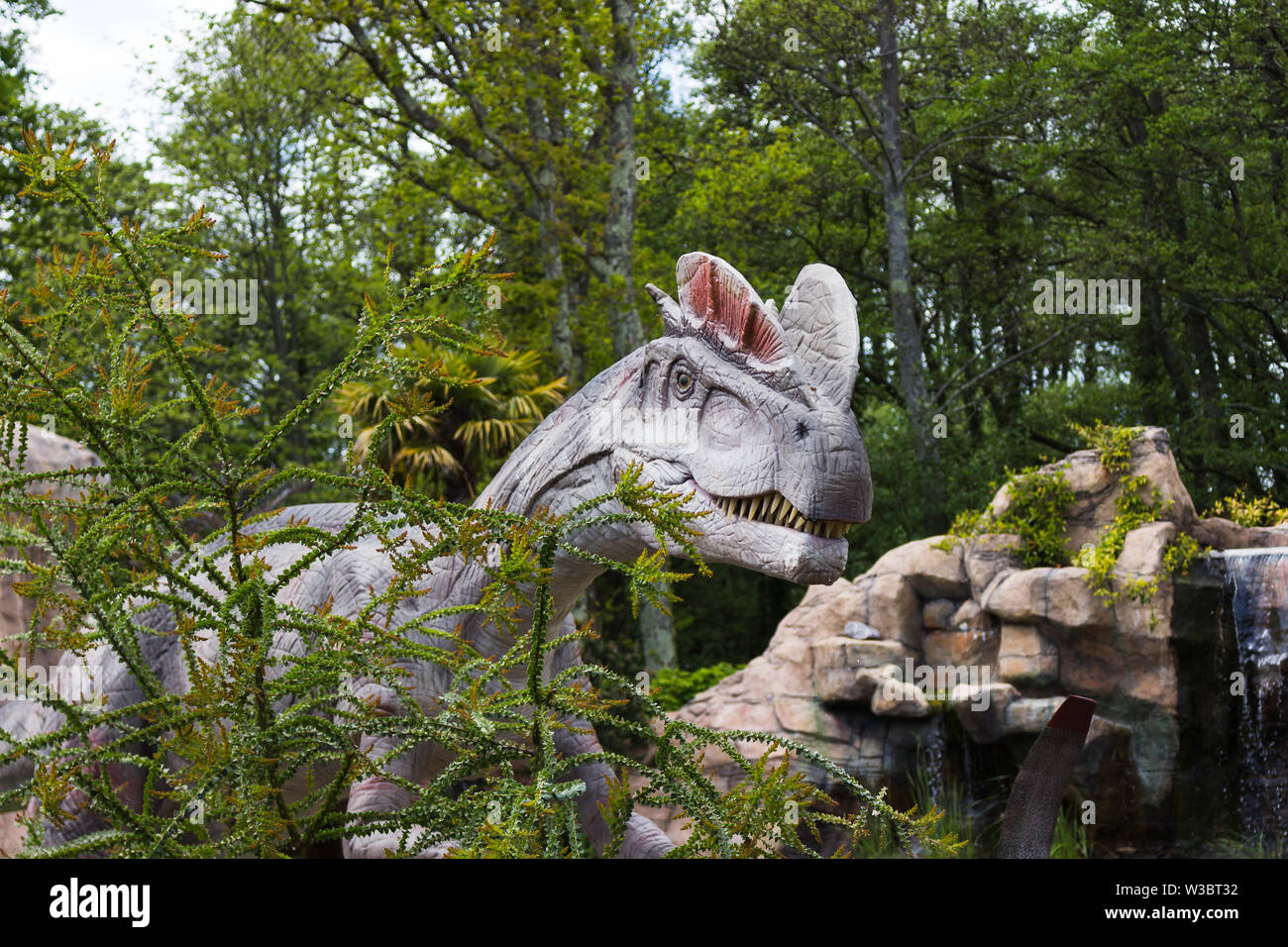 Des dinosaures en plastique taille Gaint vu en parc à thème. Banque D'Images