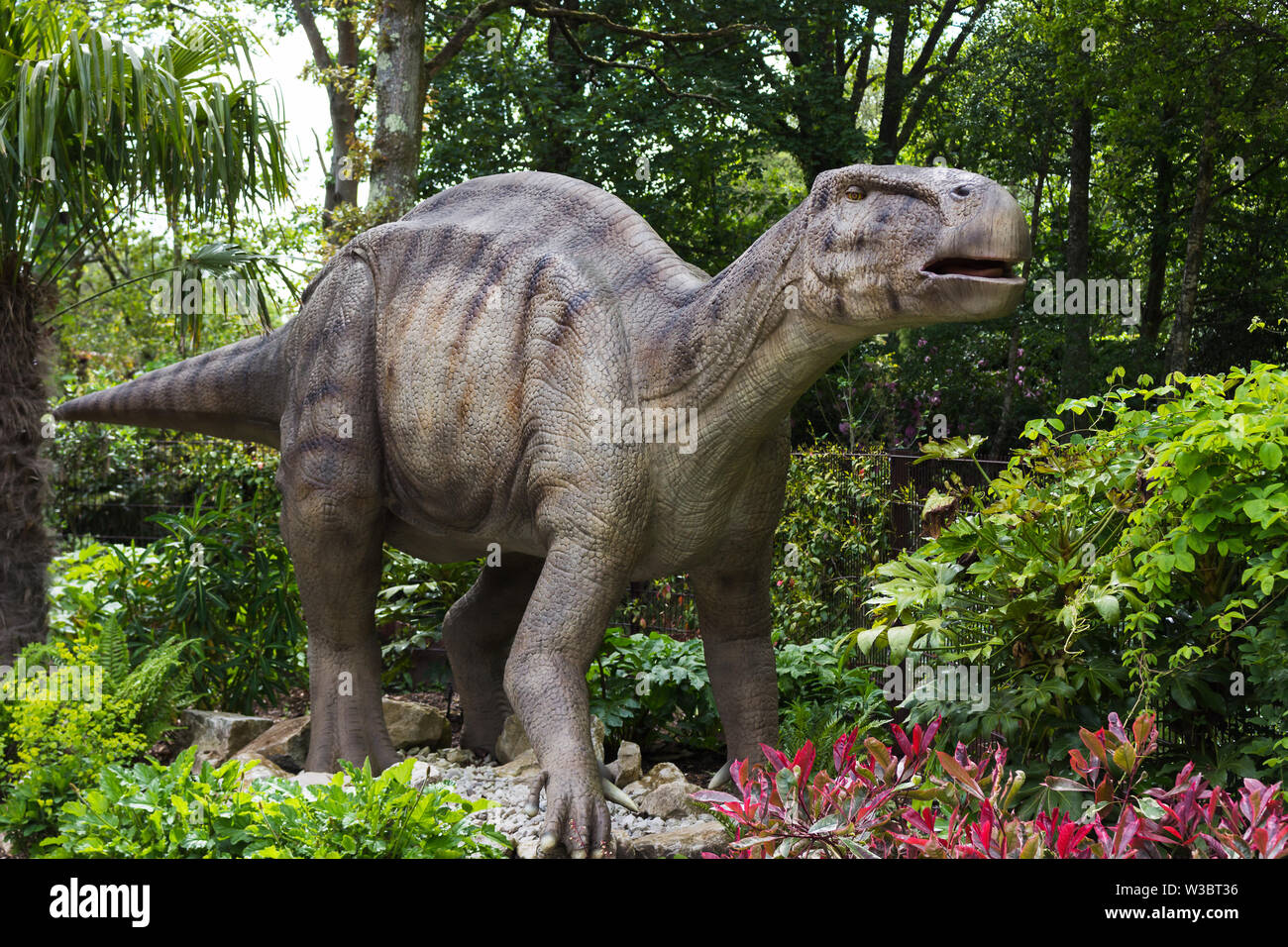 Des dinosaures en plastique taille Gaint vu en parc à thème. Banque D'Images