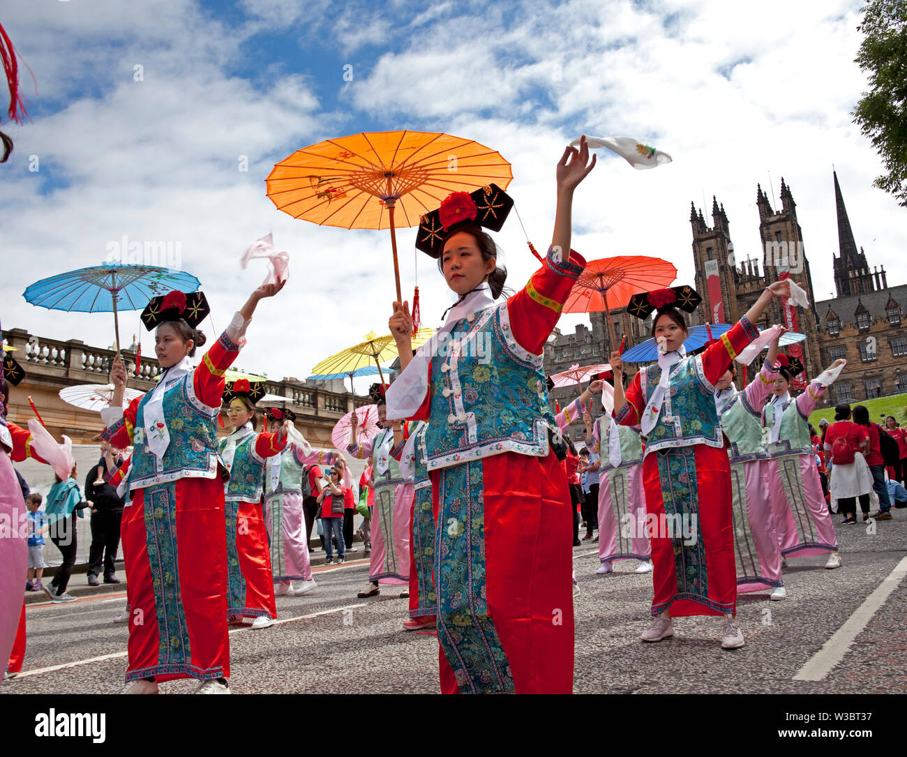 Edinburgh, Scotland, UK.14 juillet 2019. Carnaval 2019 Festival d'Édimbourg. Plus de 800 artistes ont participé à la parade colorée du haut de la butte jusqu'à Princes Street et dans les jardins de Princes Street à l'Ouest pour continuer l'ambiance de fête avec musique et danse pour divertir les foules qui ont assisté et doublé les rues. Banque D'Images