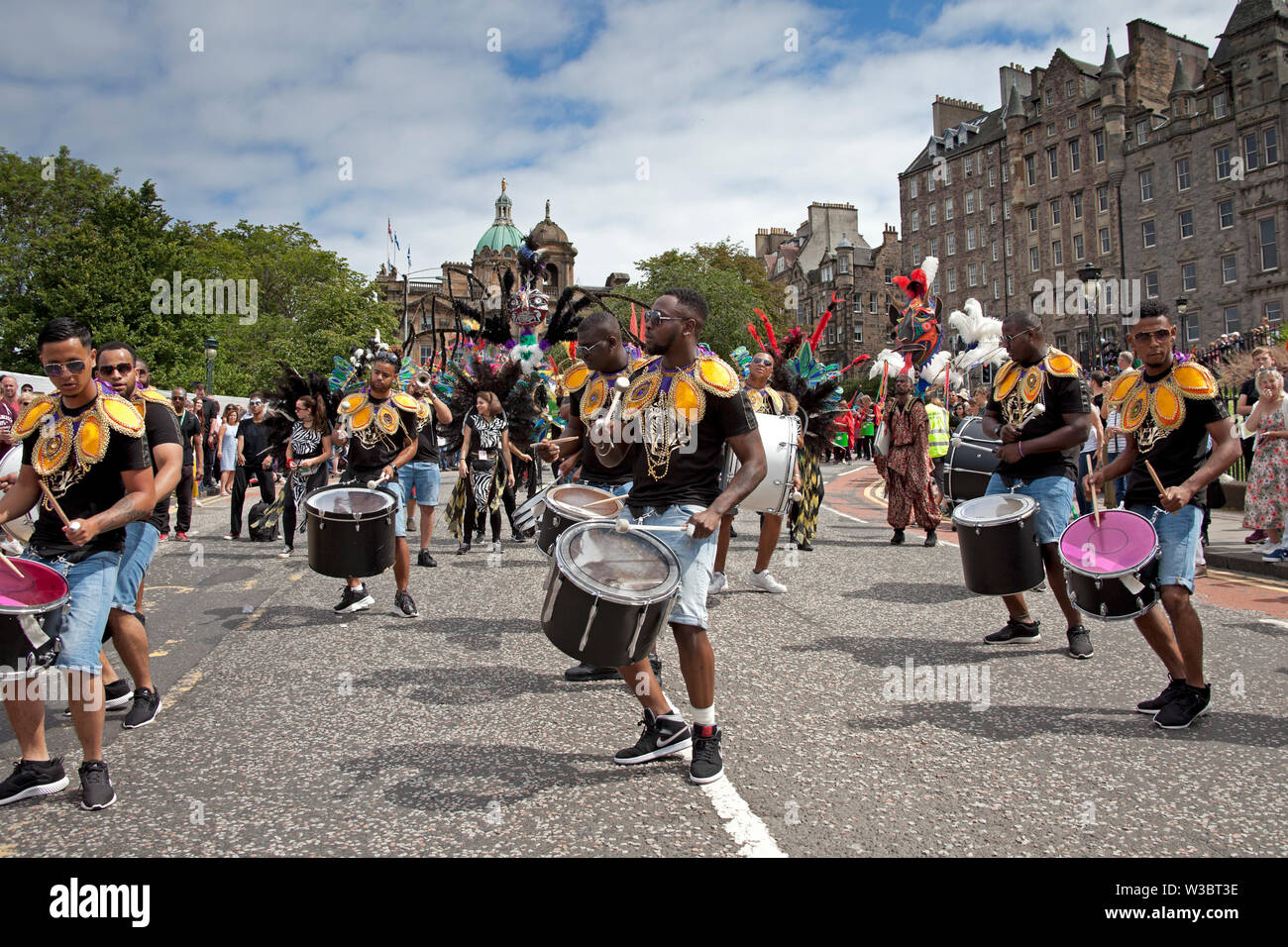 Edinburgh, Scotland, UK.14 juillet 2019. Carnaval 2019 Festival d'Édimbourg. Plus de 800 artistes ont participé à la parade colorée du haut de la butte jusqu'à Princes Street et dans les jardins de Princes Street à l'Ouest pour continuer l'ambiance de fête avec musique et danse pour divertir les foules qui ont assisté et doublé les rues. Banque D'Images