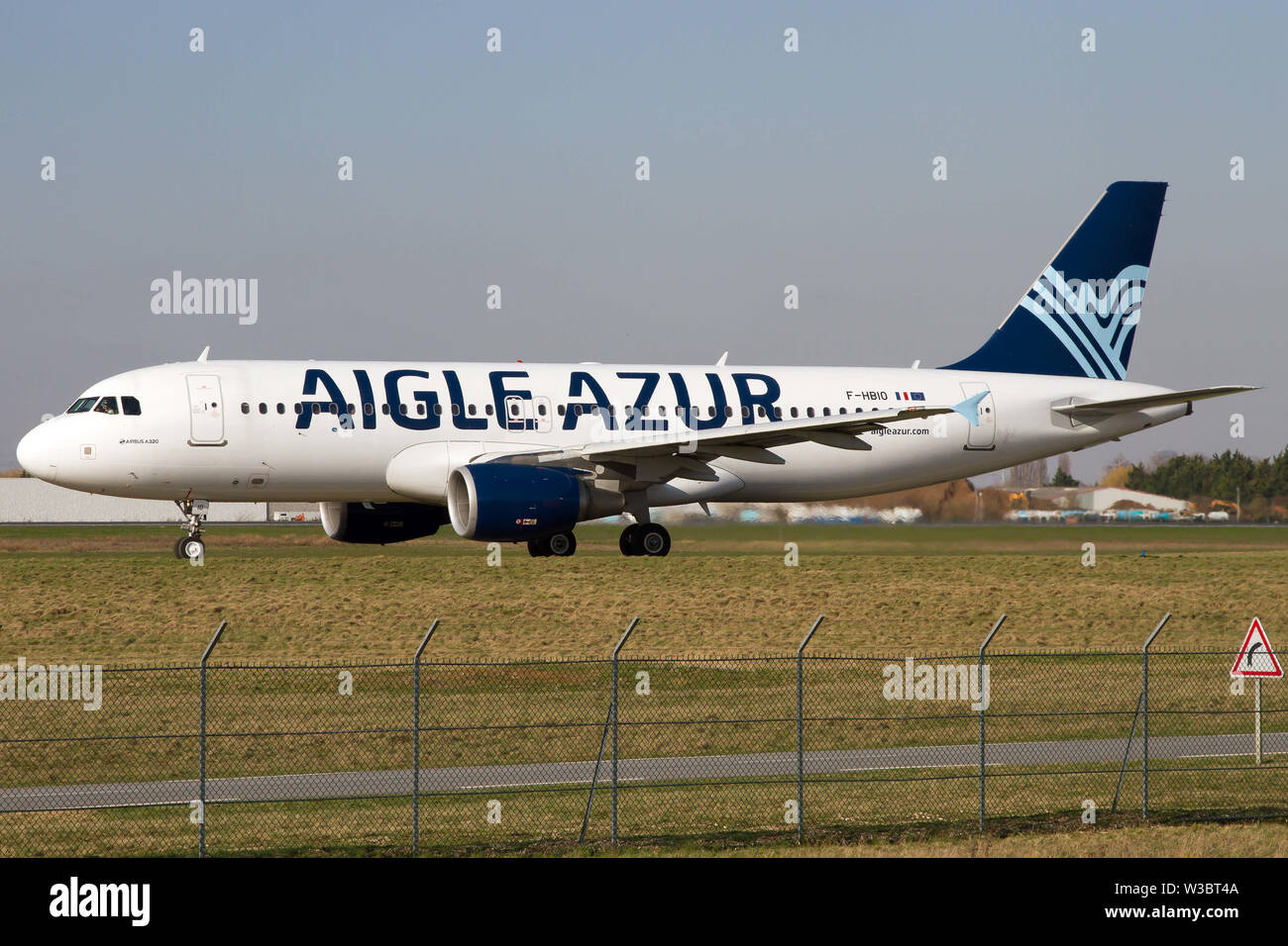 17 février 2018 - Paris, France - un Airbus 320 Aigle Azur le roulage à l'aéroport d'Orly. (Crédit Image : © Fabrizio Gandolfo/SOPA des images à l'aide de Zuma sur le fil) Banque D'Images