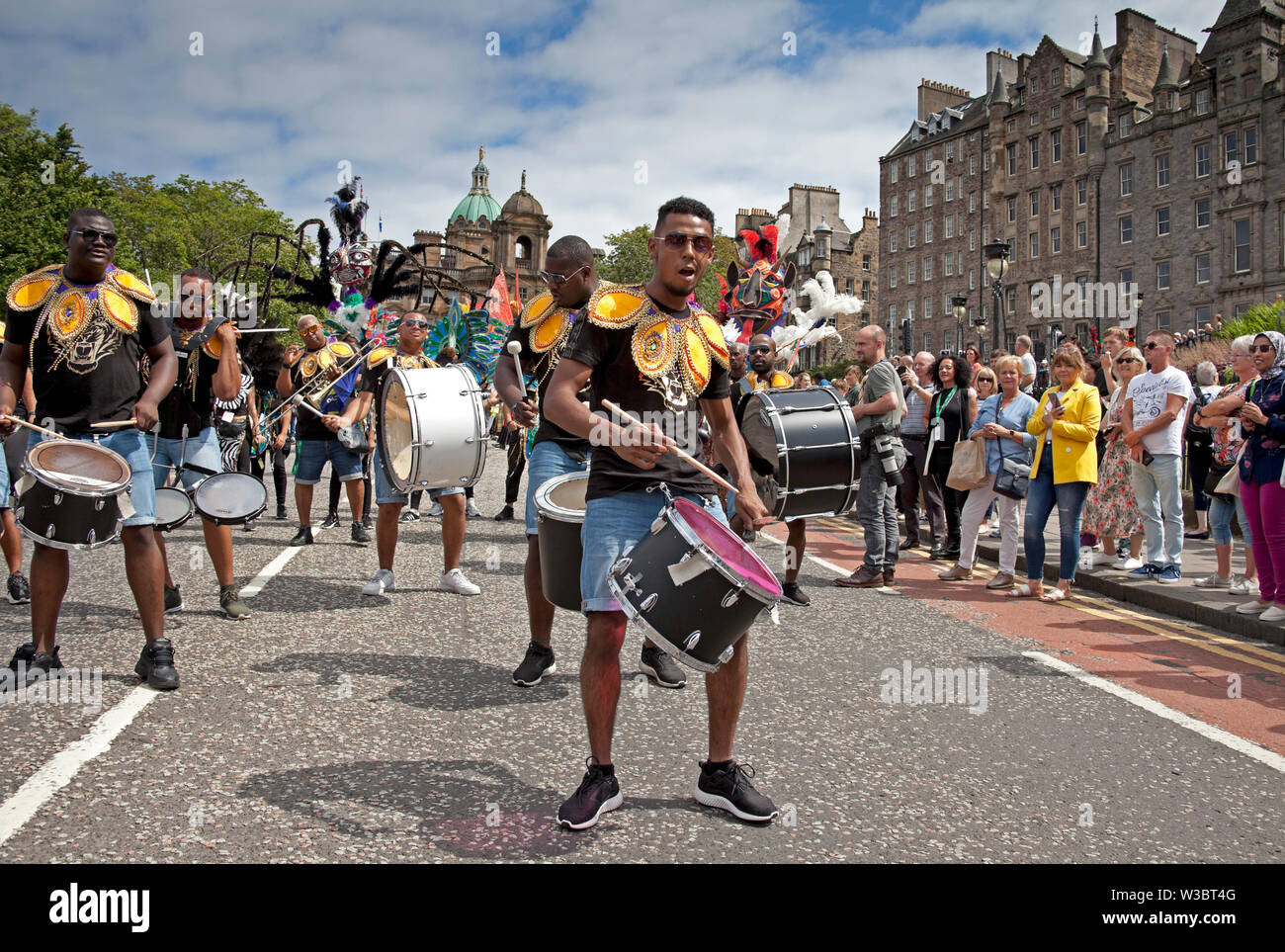 Edinburgh, Scotland, UK.14 juillet 2019. Carnaval 2019 Festival d'Édimbourg. Plus de 800 artistes ont participé à la parade colorée du haut de la butte jusqu'à Princes Street et dans les jardins de Princes Street à l'Ouest pour continuer l'ambiance de fête avec musique et danse pour divertir les foules qui ont assisté et doublé les rues. Banque D'Images