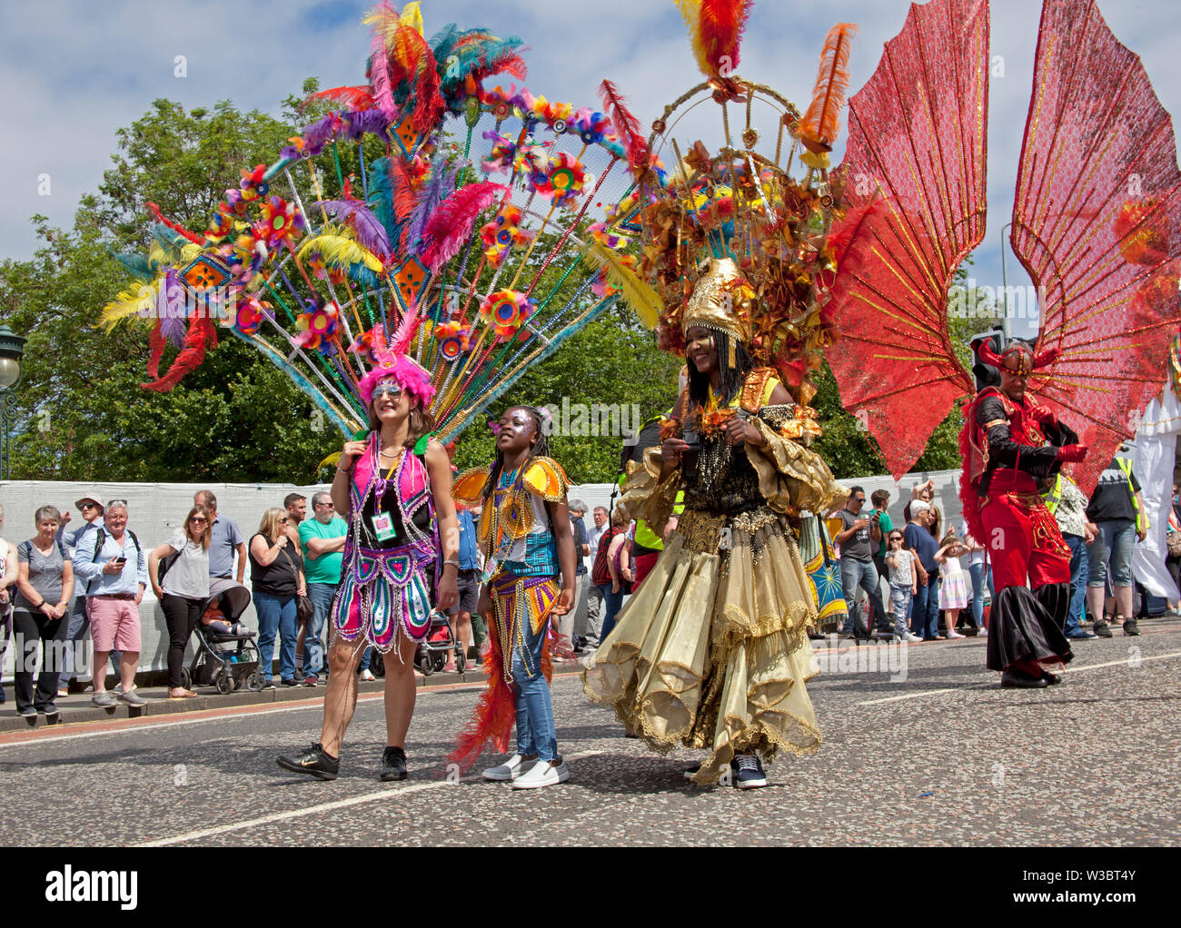 Edinburgh, Scotland, UK.14 juillet 2019. Carnaval 2019 Festival d'Édimbourg. Plus de 800 artistes ont participé à la parade colorée du haut de la butte jusqu'à Princes Street et dans les jardins de Princes Street à l'Ouest pour continuer l'ambiance de fête avec musique et danse pour divertir les foules qui ont assisté et doublé les rues. Banque D'Images