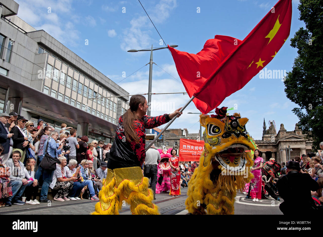 Edinburgh, Scotland, UK.14 juillet 2019. Carnaval 2019 Festival d'Édimbourg. Plus de 800 artistes ont participé à la parade colorée du haut de la butte jusqu'à Princes Street et dans les jardins de Princes Street à l'Ouest pour continuer l'ambiance de fête avec musique et danse pour divertir les foules qui ont assisté et doublé les rues. Banque D'Images