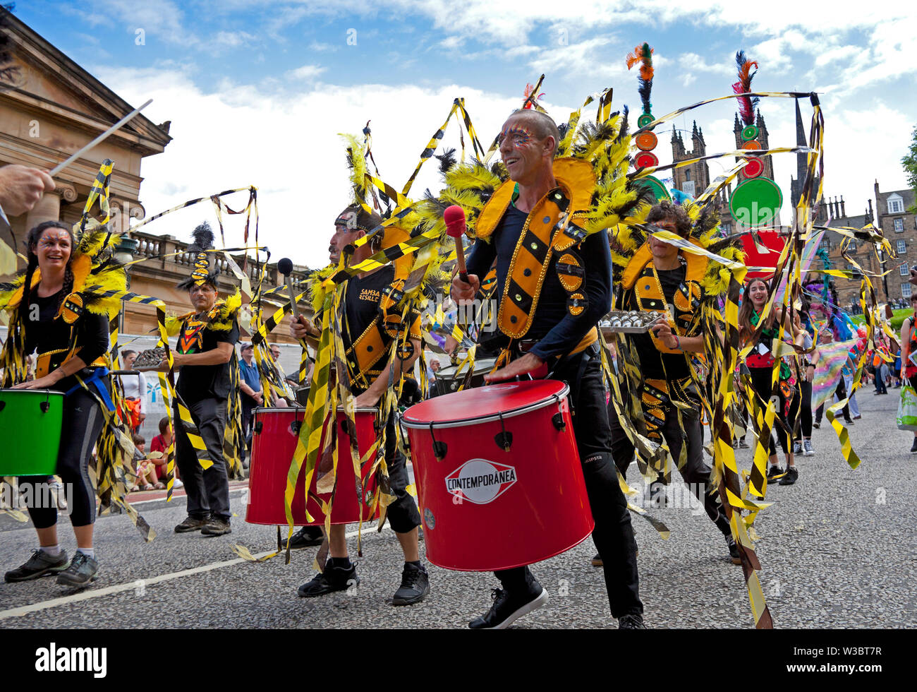 Edinburgh, Scotland, UK.14 juillet 2019. Carnaval 2019 Festival d'Édimbourg. Plus de 800 artistes ont participé à la parade colorée du haut de la butte jusqu'à Princes Street et dans les jardins de Princes Street à l'Ouest pour continuer l'ambiance de fête avec musique et danse pour divertir les foules qui ont assisté et doublé les rues. Banque D'Images