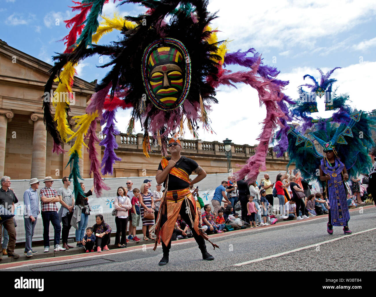 Edinburgh, Scotland, UK.14 juillet 2019. Carnaval 2019 Festival d'Édimbourg. Plus de 800 artistes ont participé à la parade colorée du haut de la butte jusqu'à Princes Street et dans les jardins de Princes Street à l'Ouest pour continuer l'ambiance de fête avec musique et danse pour divertir les foules qui ont assisté et doublé les rues. Banque D'Images