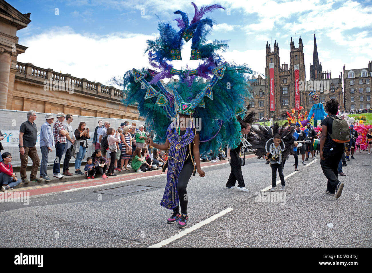 Edinburgh, Scotland, UK.14 juillet 2019. Carnaval 2019 Festival d'Édimbourg. Plus de 800 artistes ont participé à la parade colorée du haut de la butte jusqu'à Princes Street et dans les jardins de Princes Street à l'Ouest pour continuer l'ambiance de fête avec musique et danse pour divertir les foules qui ont assisté et doublé les rues. Banque D'Images