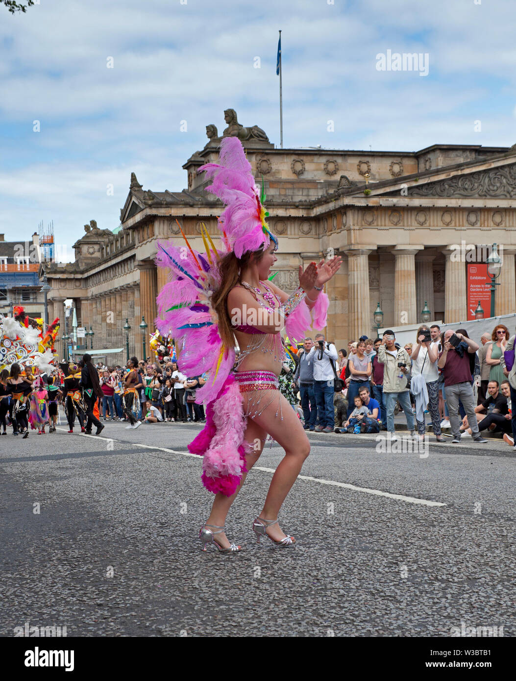 Edinburgh, Scotland, UK.14 juillet 2019. Carnaval 2019 Festival d'Édimbourg. Plus de 800 artistes ont participé à la parade colorée du haut de la butte jusqu'à Princes Street et dans les jardins de Princes Street à l'Ouest pour continuer l'ambiance de fête avec musique et danse pour divertir les foules qui ont assisté et doublé les rues. Banque D'Images