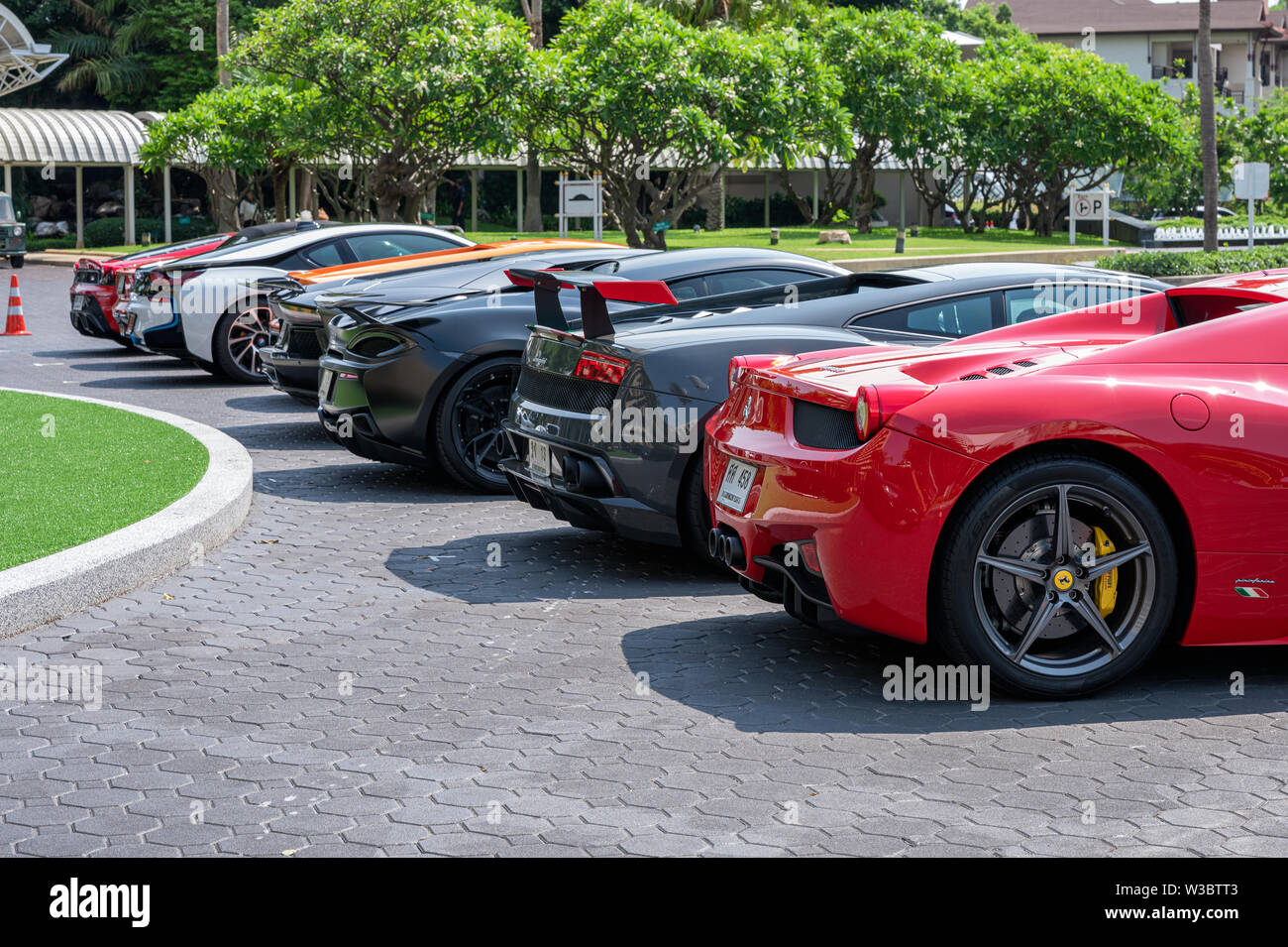 Pattaya, Thaïlande - 26 mai 2019 : de l'arrière des voitures de sport avec variété de grandes marques , avant de la Royal Cliff Beach Hotel Banque D'Images