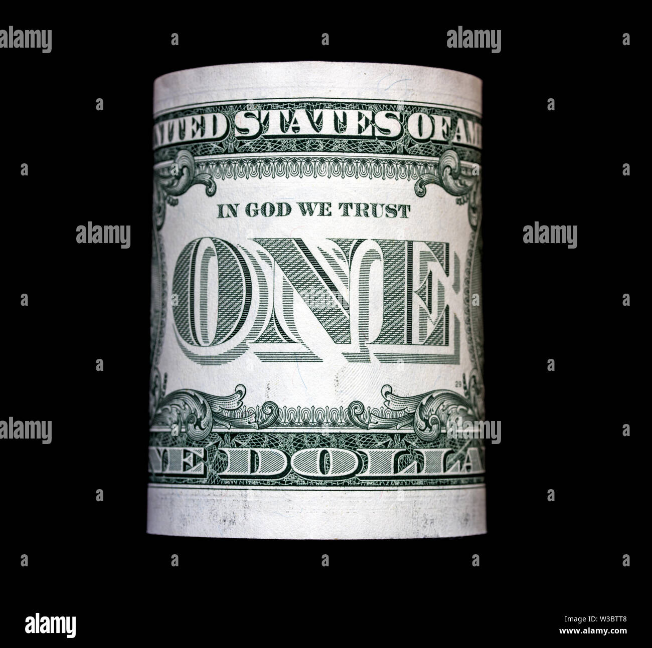 Close-up view of dollar bill. Un dollar sur fond noir, macro-vision. Banque D'Images