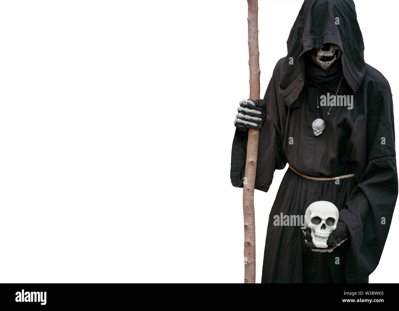 Grim Reaper est titulaire d'un crâne dans sa main, sur un fond blanc avec. Banque D'Images