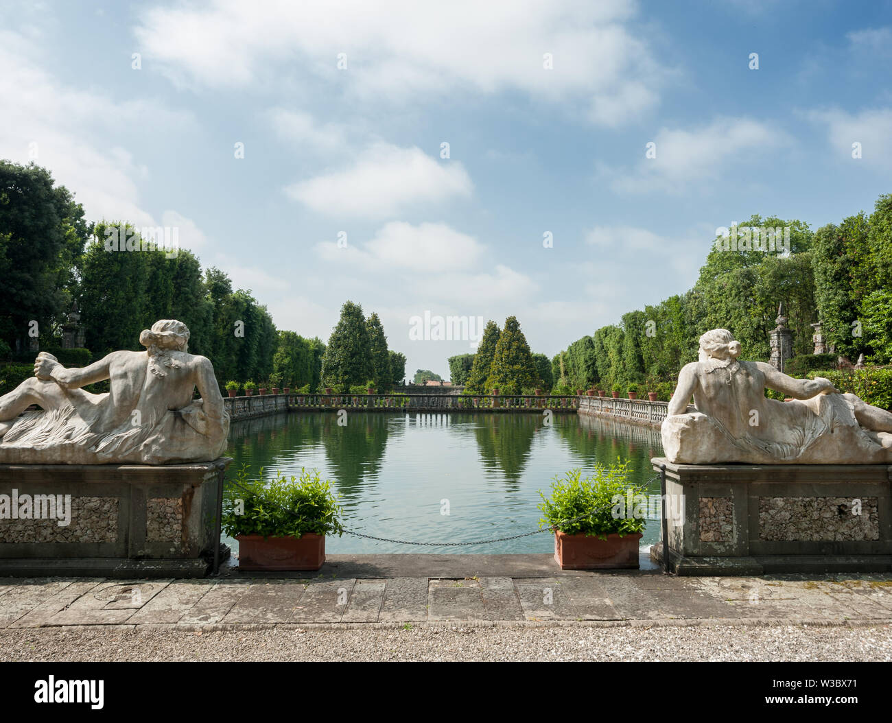 Marlia, Lucca, Italie - 2018, 25 mai : le citron jardin avec grande piscine d'ornement et balustrade de pierre ; deux statues de géants représentant la section locale ri Banque D'Images